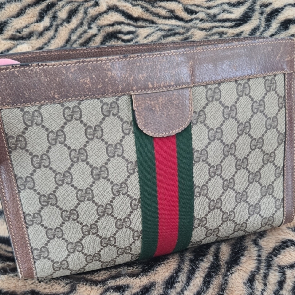 Vintage Gucci Beige Monogram Clutch with Red and Green Accent Authentic - Picture 2 of 14